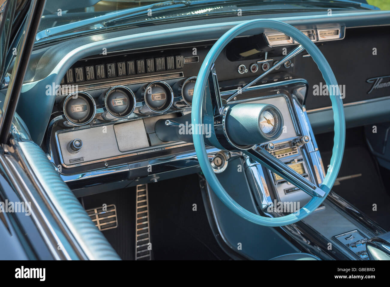 Il volante e il quadro della strumentazione di un azzurro 1963 Ford Thunderbird auto. Foto Stock