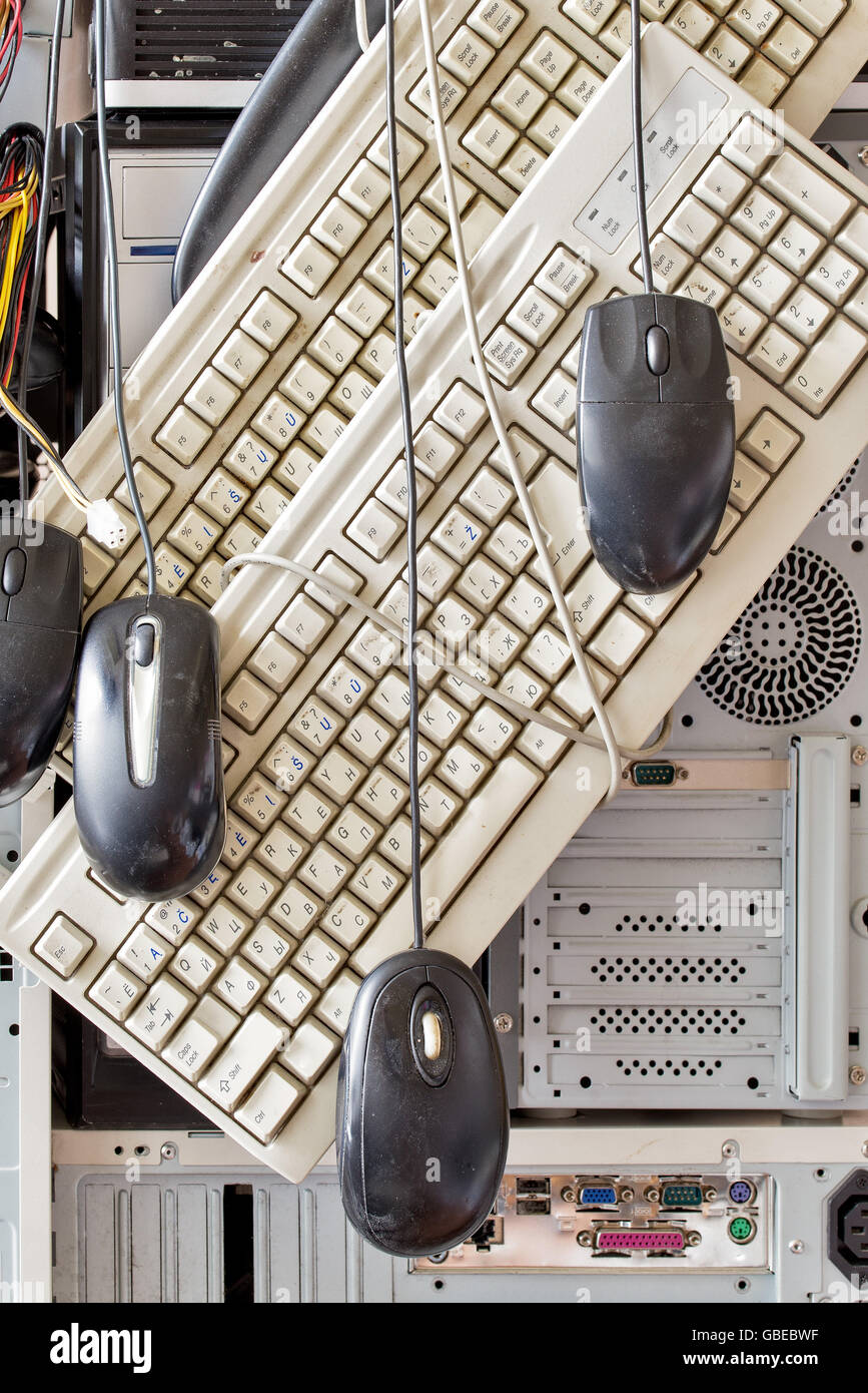 Sporchi vecchi computer, la tastiera e il mouse per riciclaggio elettronico Foto Stock