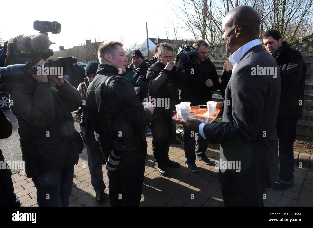 Kevin Adams, amico di Jade Goody, porta i media drink fuori della sua casa Essex, oggi. Foto Stock