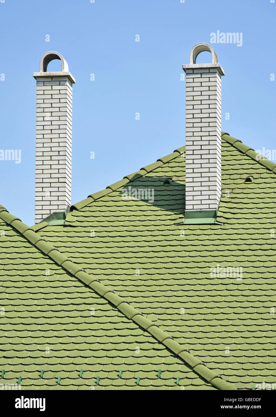 Il tetto verde e piastrelle bianche di mattoni di pile di fumo Foto Stock