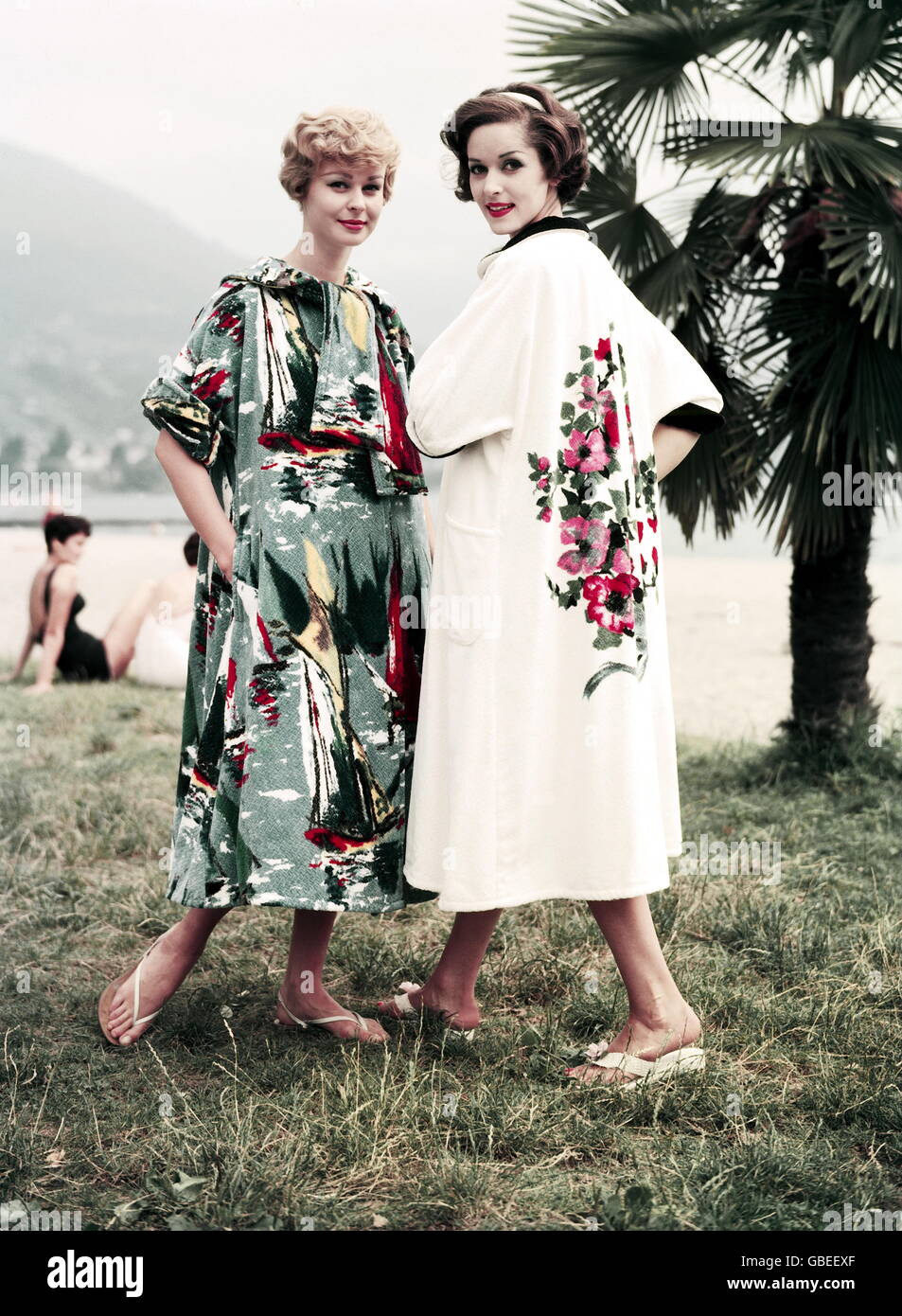 Moda, anni 60, due donne che indossano stoffa colorata di spugna, vestaglia, , Additional-Rights-Clearences-Not Available Foto Stock