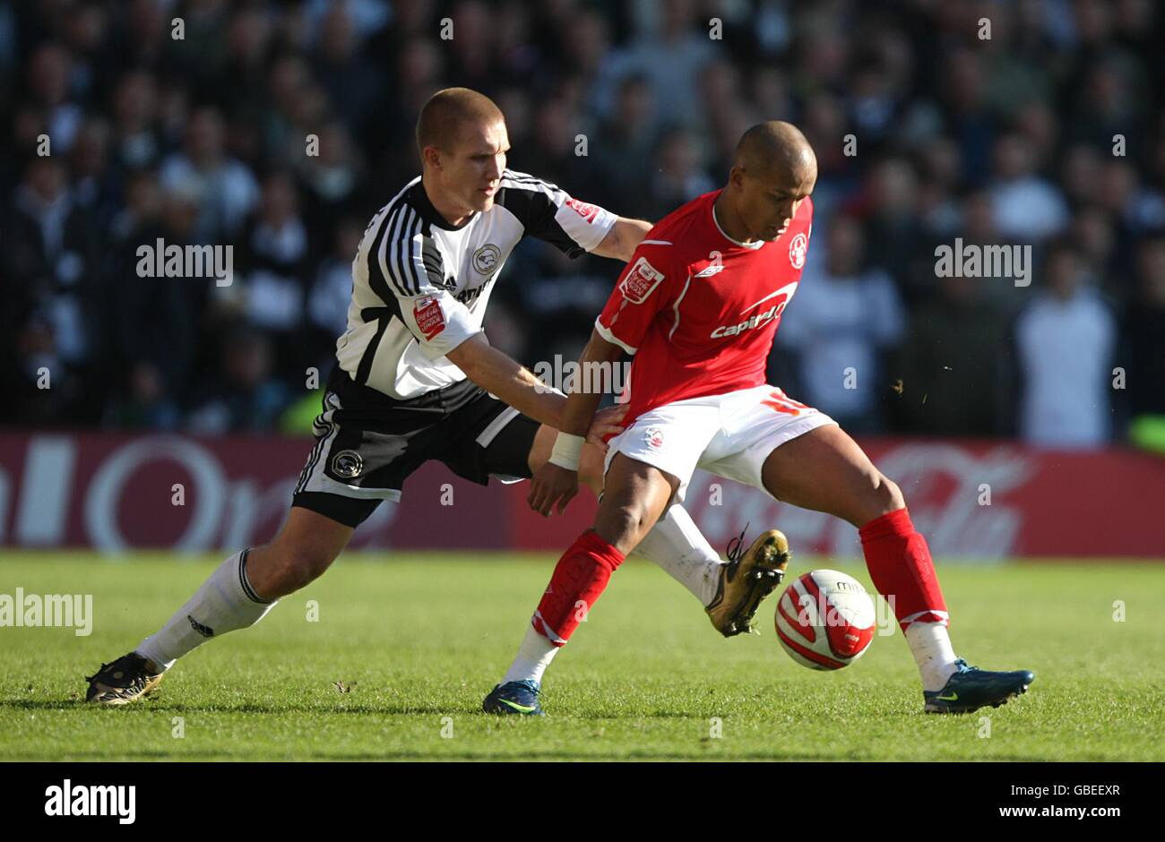 Robert Earnshaw della foresta di Nottingham e Martin Albrechtsen della contea di Derby (a sinistra) combatti per la palla Foto Stock