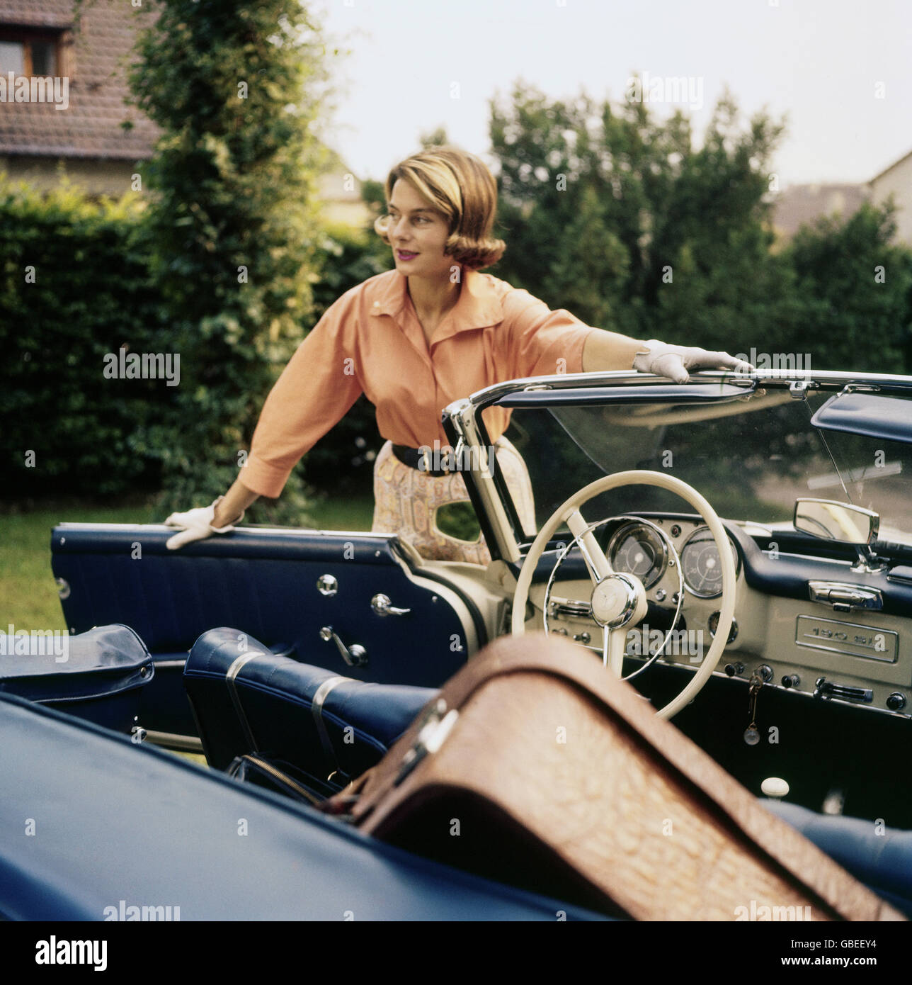Persone, donne, signora con la sua Mercedes Benz convertibile, valigia sul  sedile posteriore, Germania, anni '50, diritti aggiuntivi-clearences-non  disponibile Foto stock - Alamy