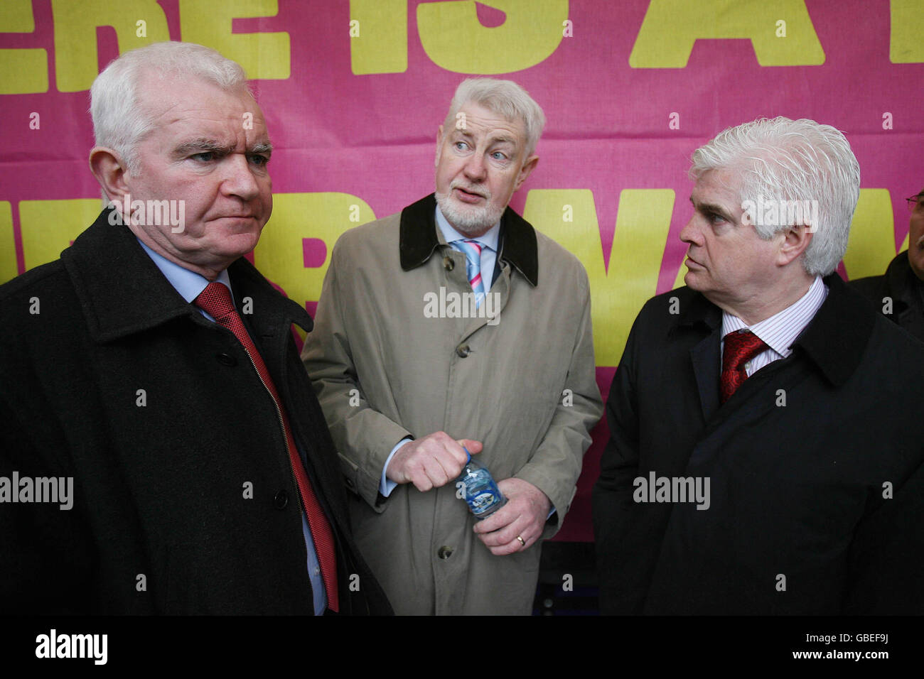 I leader dell'Unione, Peter McLoone, David Begg e Joe o'Flynn, attendono di rivolgersi a migliaia di lavoratori del settore pubblico che oggi sono scesi per le strade di Dublino per dimostrare la gestione della recessione da parte del governo. Foto Stock