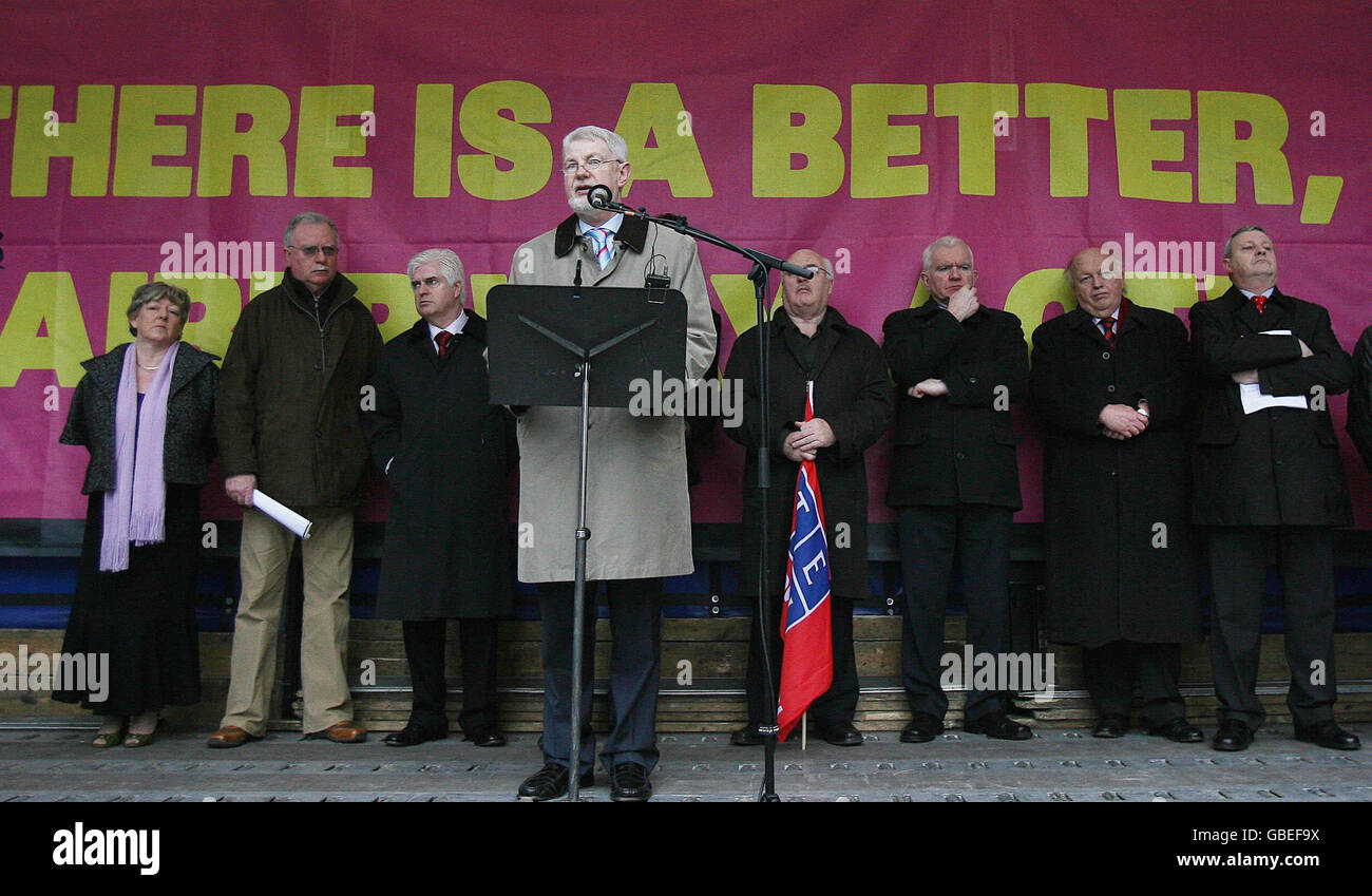 Il Segretario generale del Congresso irlandese dei sindacati David Begg si rivolge a migliaia di lavoratori del settore pubblico che oggi sono scesi per le strade di Dublino per dimostrare la gestione della recessione da parte del governo. Foto Stock