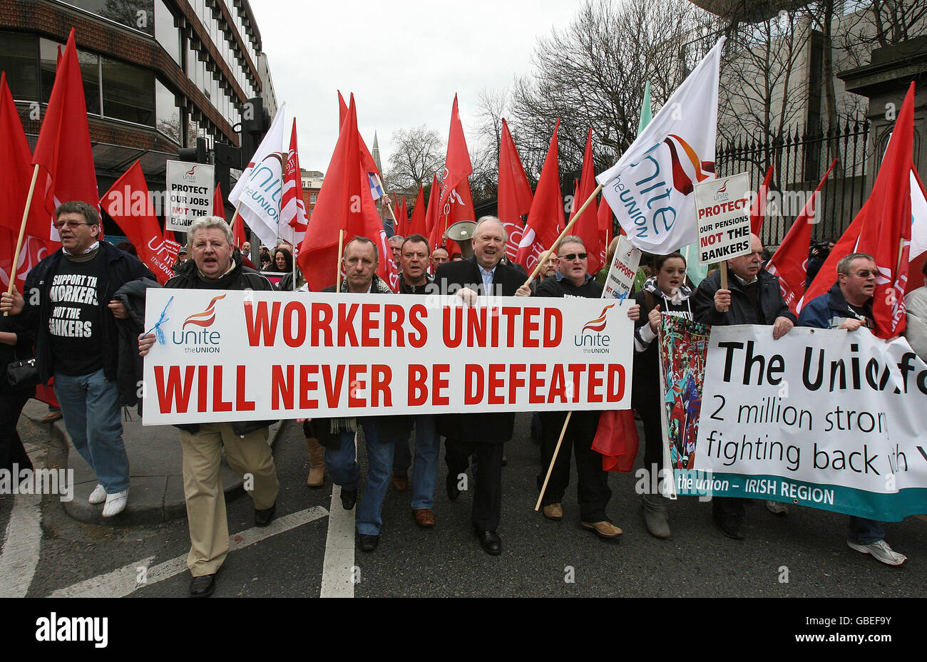 Migliaia di lavori del settore pubblico si sono riversati oggi nelle strade di Dublino per dimostrare la gestione della recessione da parte del governo. Foto Stock