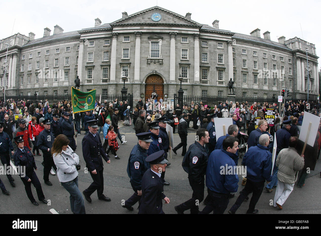 Migliaia di lavoratori del settore pubblico oggi hanno passato il Trinity College di Dublino per dimostrare la gestione della recessione da parte del governo. Foto Stock