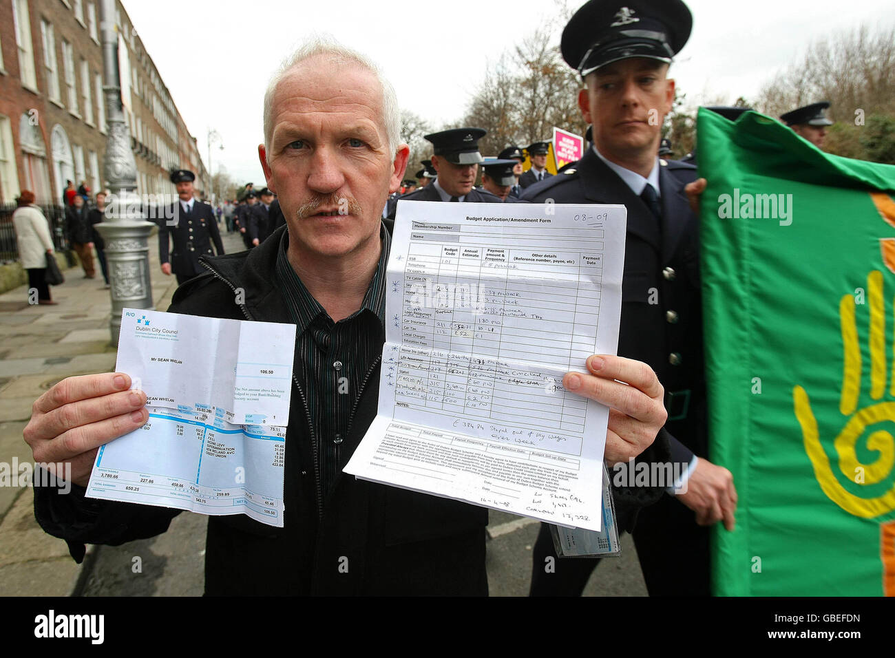 Il lavoratore Sean Whelan ha tenuto la sua polizza salariale mentre migliaia di lavori del settore pubblico scendono oggi nelle strade di Dublino per dimostrare la gestione della recessione da parte del governo. Foto Stock
