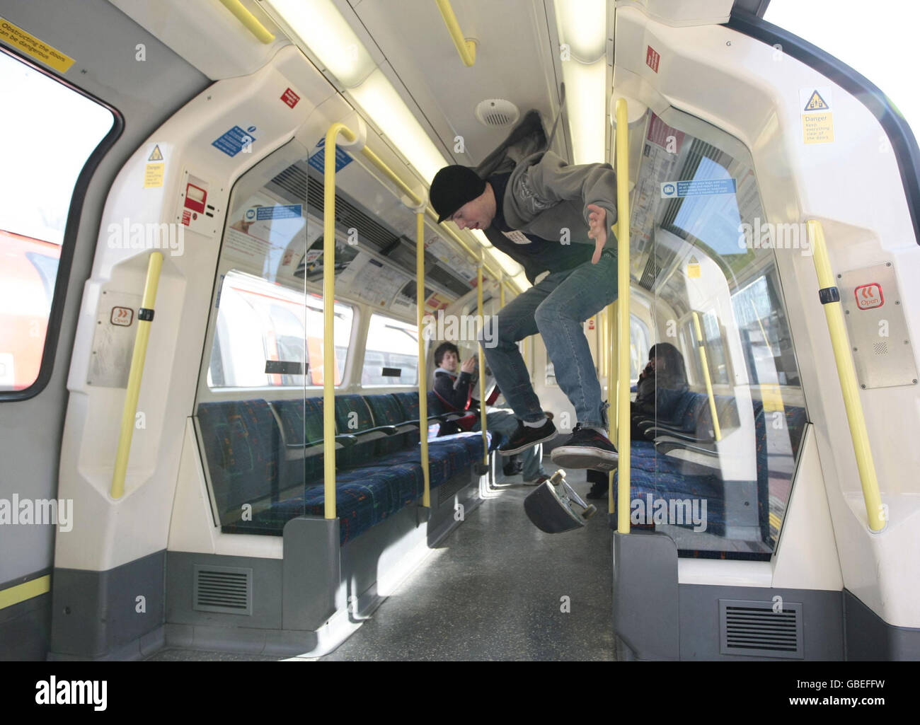 Il Pro Skateboarder Pete King esegue un'azione di calcio in una carrozza sotterranea di Londra per lanciare il gioco per computer Skate 2. Foto Stock