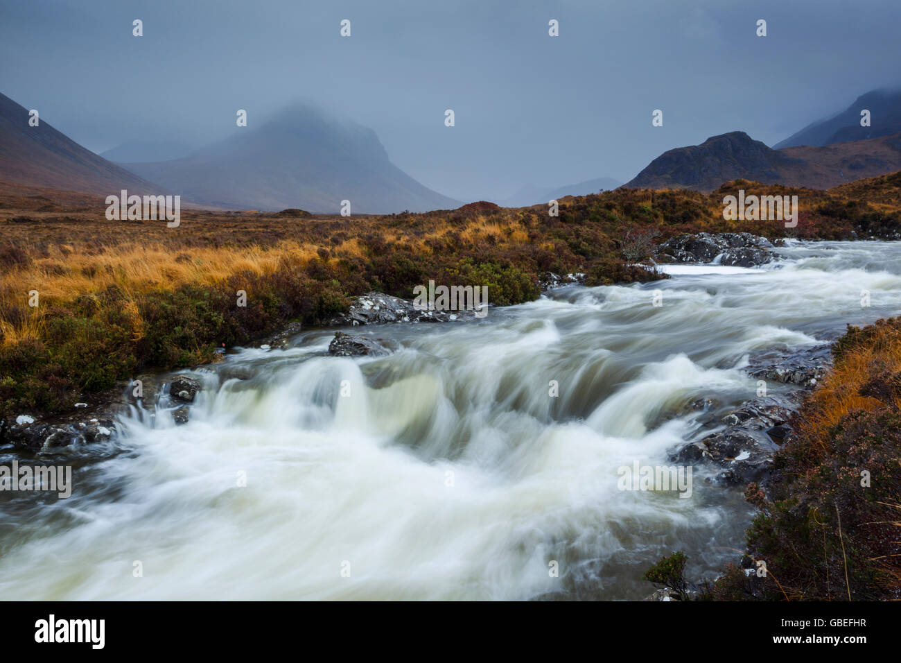 Torrenti impetuosi nel fiume Sligachan, cercando in Glen Sligachan sotto le colline Cuilllin sull'Isola di Skye in Scozia Foto Stock