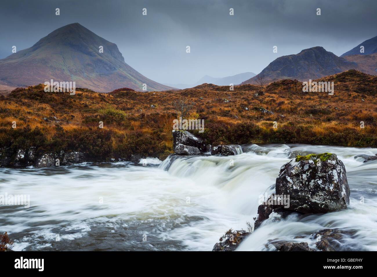 Torrenti impetuosi nel fiume Sligachan, cercando in Glen Sligachan con Marsco sulla sinistra e le colline Cuilllin sulla destra. Foto Stock