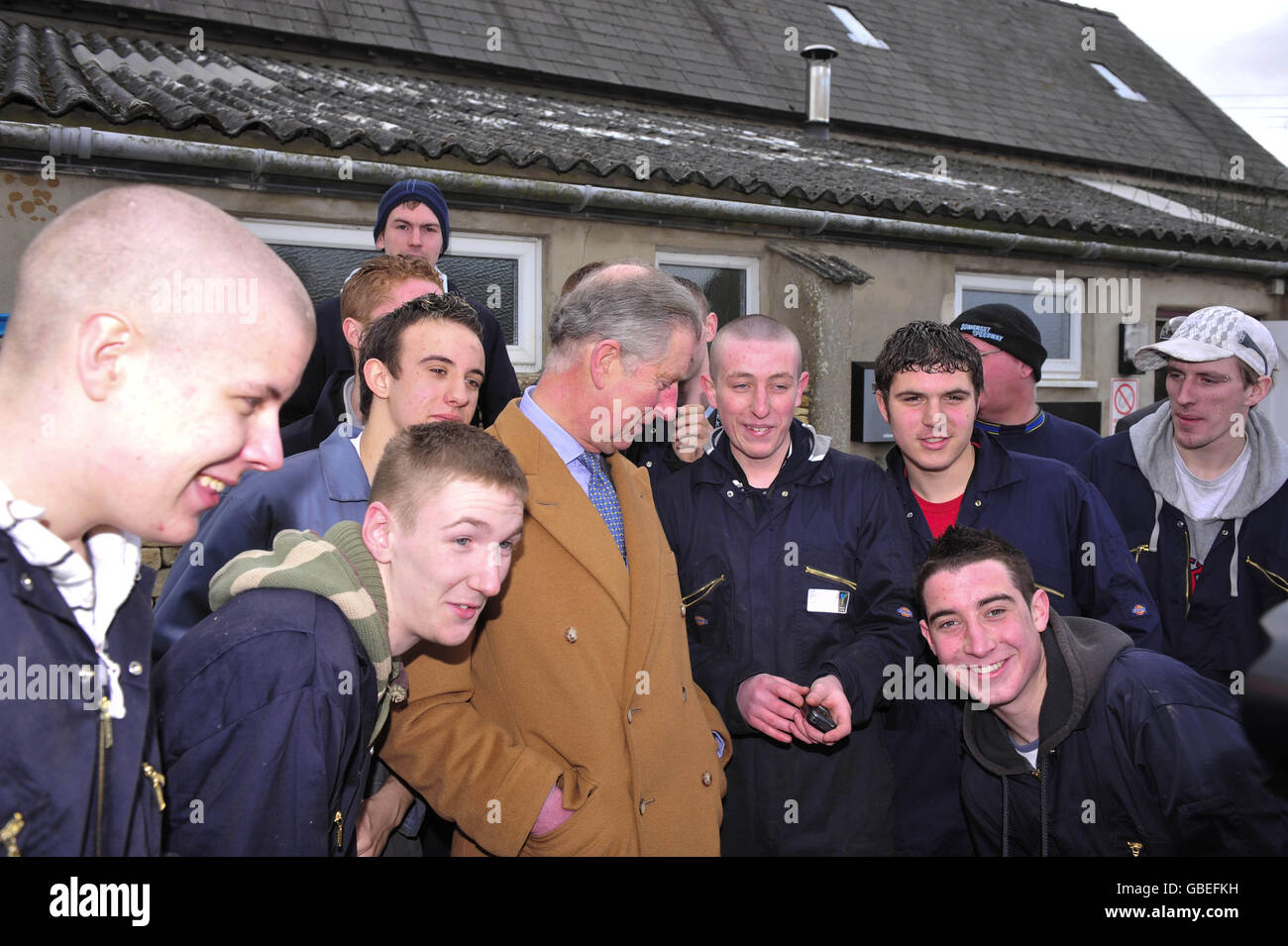 Il Principe del Galles propone un quadro con i tirocinanti durante una visita al Centro di competenze rurali in Cirencester, Gloucestershire. Foto Stock