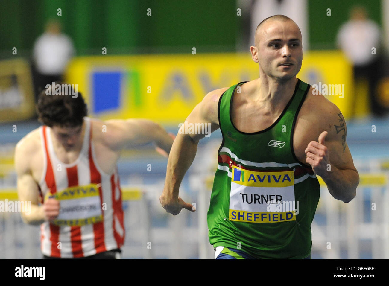 Andy Turner (a destra) di sale batte ben Richardson di Southampton nel Uomini 60m Hurdles riscalda Foto Stock