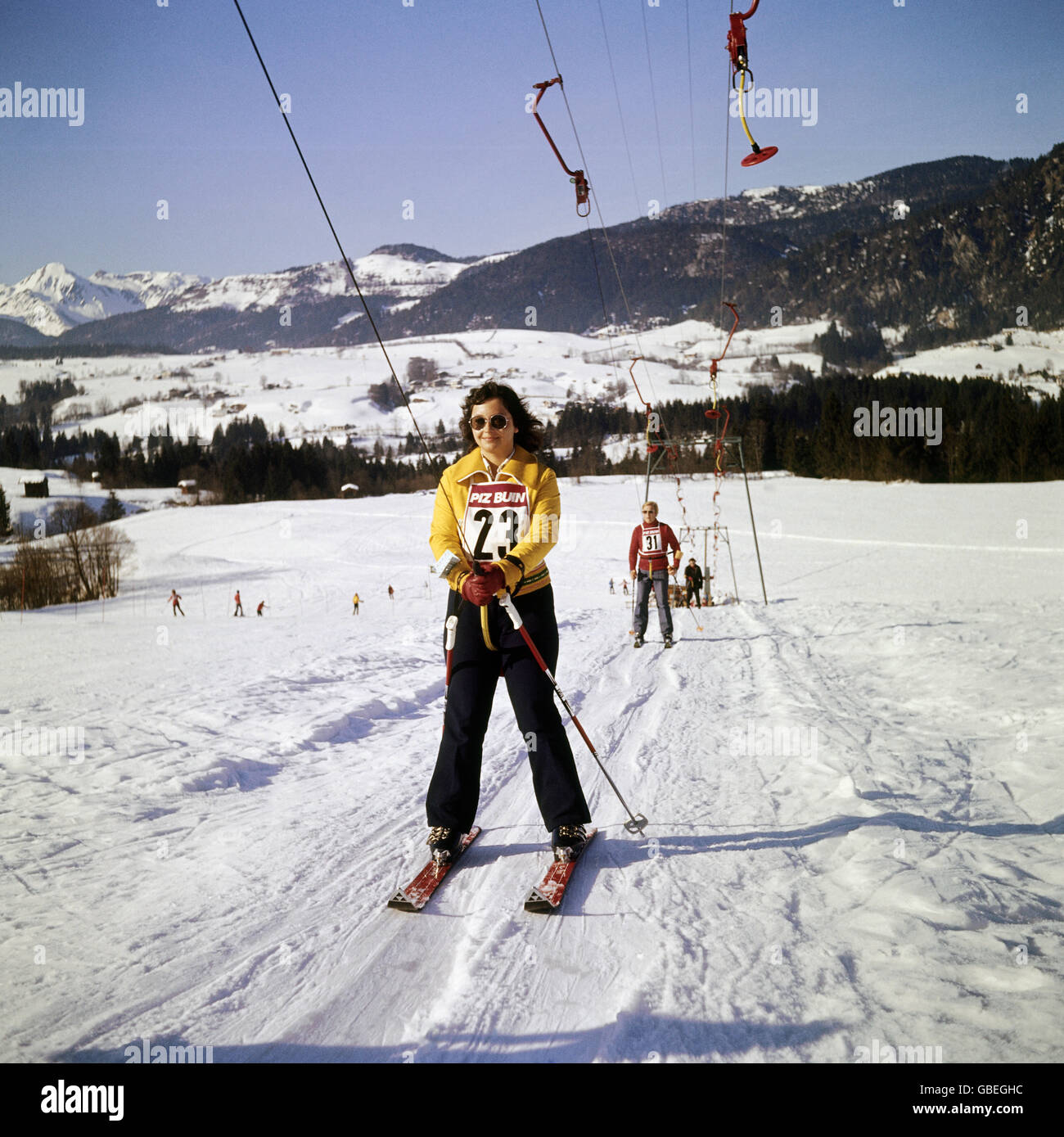 Sport, sport invernali, sci, donna al traino da sci, Reit im Winkl, Germania, 1975, diritti-aggiuntivi-non-disponibili Foto Stock