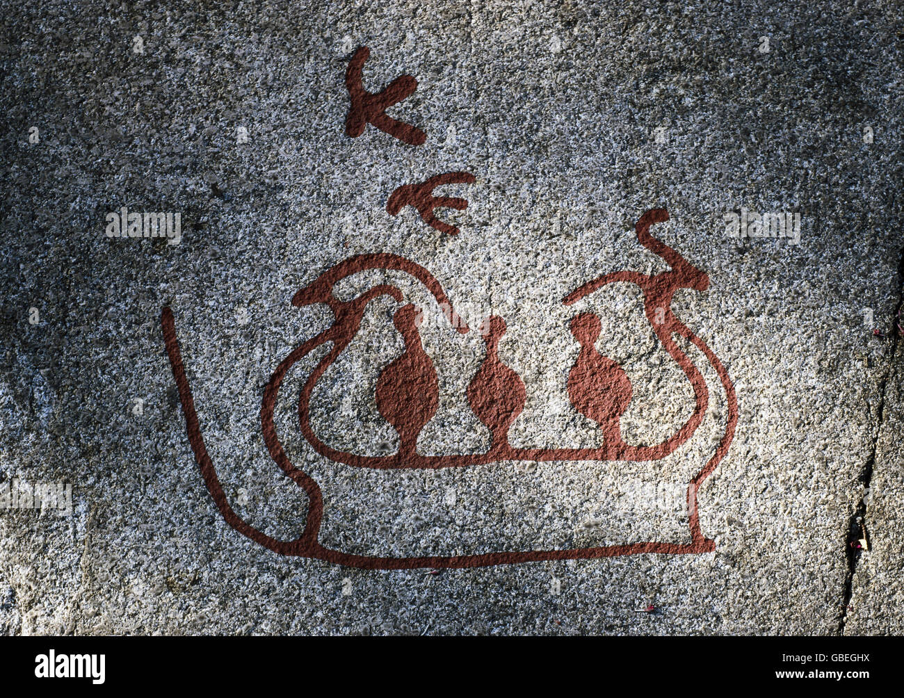 preistoria, petrografie, caccia in barca, Fossum vicino Tanum, Svezia, 1800 - 500 a.C., UNESCO patrimonio mondiale dell'umanità, patrimonio mondiale dell'umanità, patrimonio mondiale dell'umanità, siti storici, storici, disegno, roccia, rocce, uomo, caccia, cacciatore, caccia, barca, uccello, età del bronzo, preistorico, mondo antico, ornamenti, ornamenti, ornamenti, persone, uomini, maschi, diritti aggiuntivi non disponibili Foto Stock