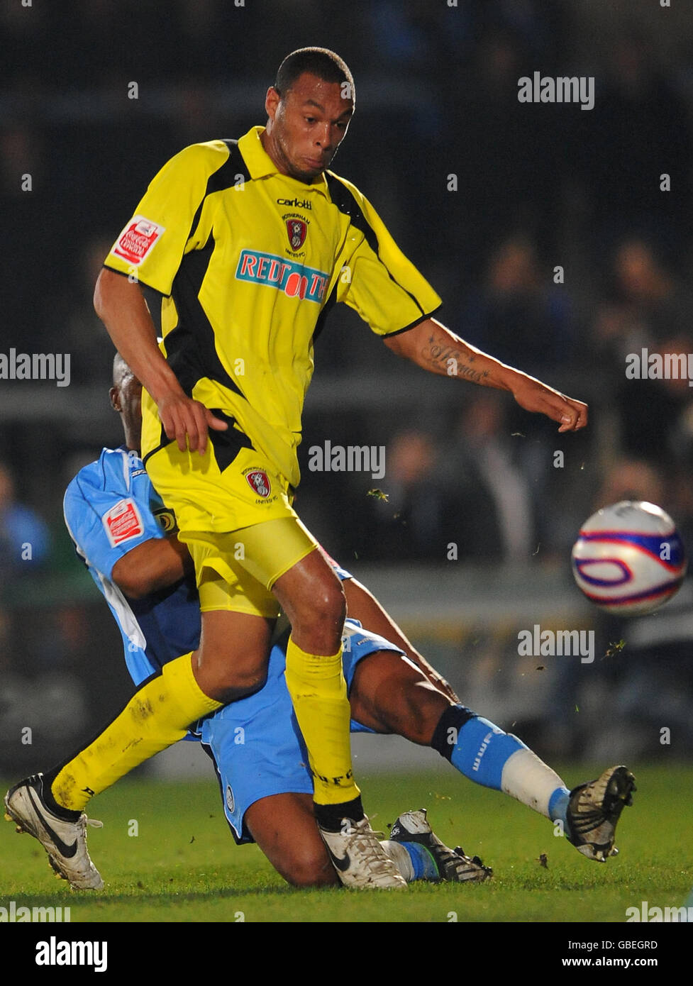 Wycombe Wanderers' Leon Johnson e Rotherham United Simon Thomas Foto Stock