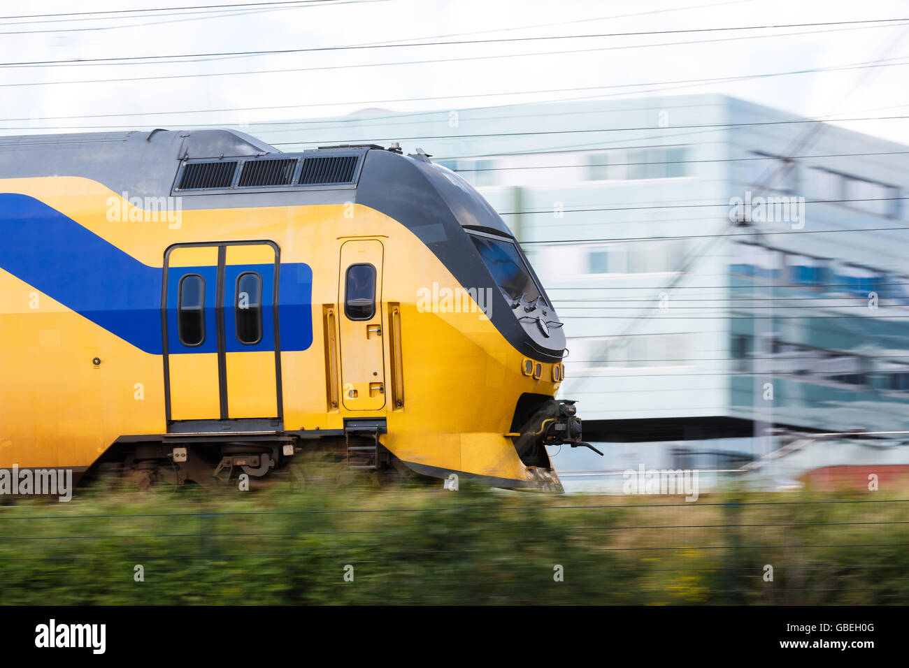 Treno ad alta velocità con motion blur effetto, estate Foto Stock