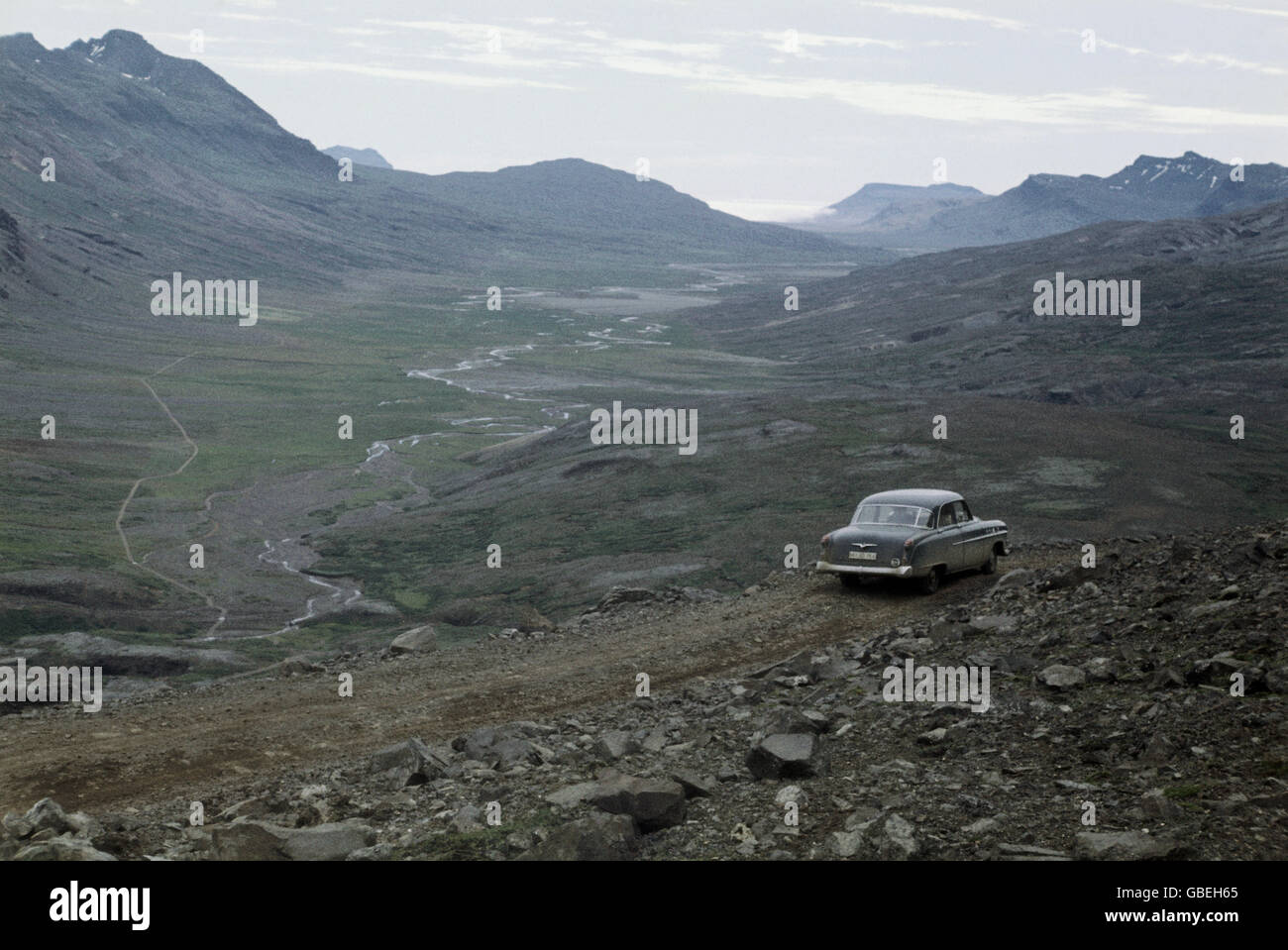 Geografia / viaggio, Islanda, paesaggi, Opel Olympia Rekord guida attraverso una valle, 1957, diritti aggiuntivi-clearences-non disponibile Foto Stock
