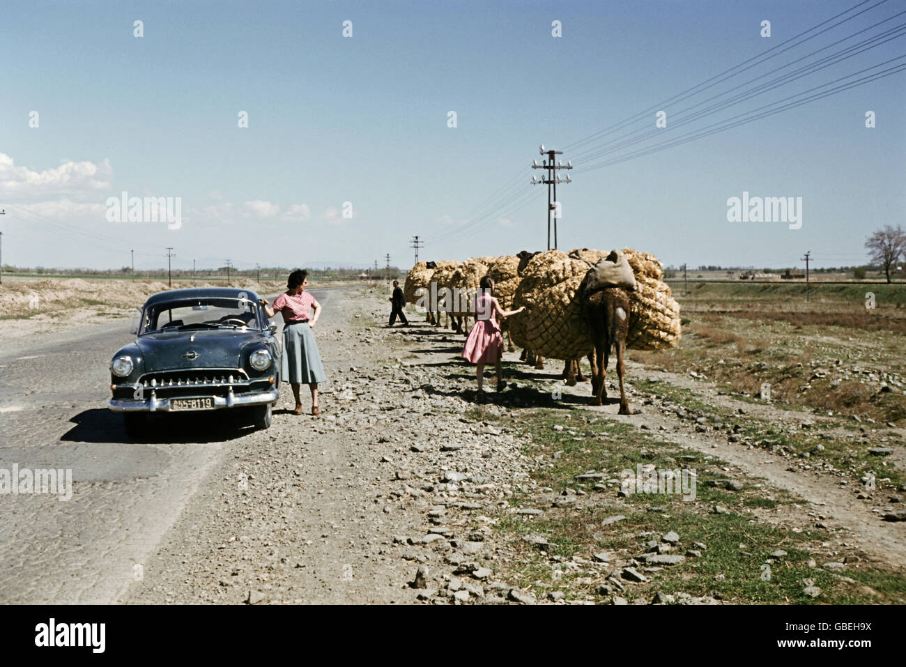 Geografia / viaggio, Iran, scena di strada, donna e ragazza con Opel Rekord sul terreno guardando agricoltore con pacchetto animale, 1955, Additional-Rights-Clearences-non disponibile Foto Stock