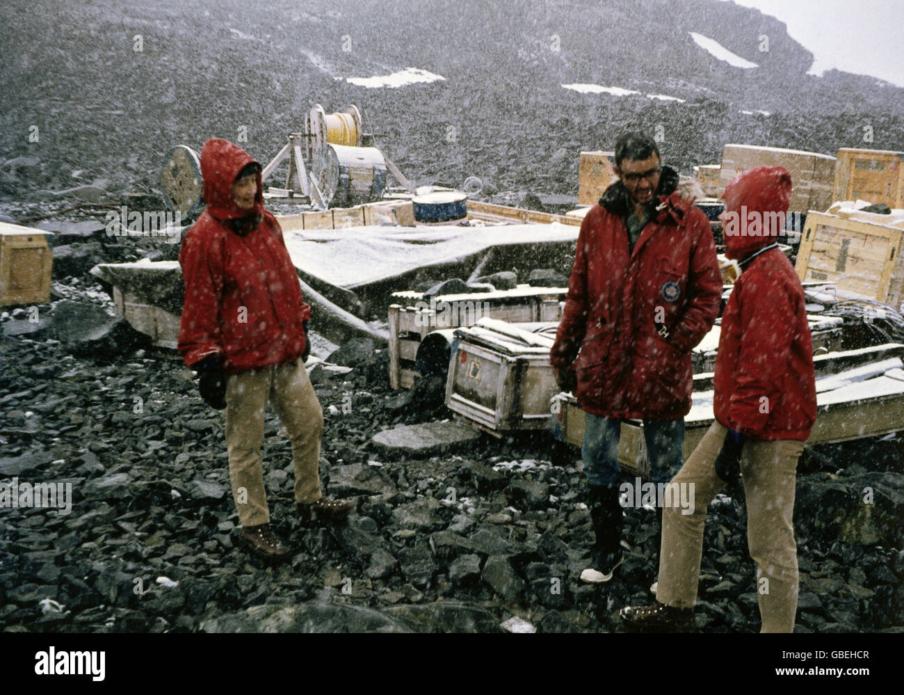 Geografia / viaggio, Antartide, turisti su Deception Island durante la tempesta di neve, 1967, diritti aggiuntivi-clearences-non disponibile Foto Stock