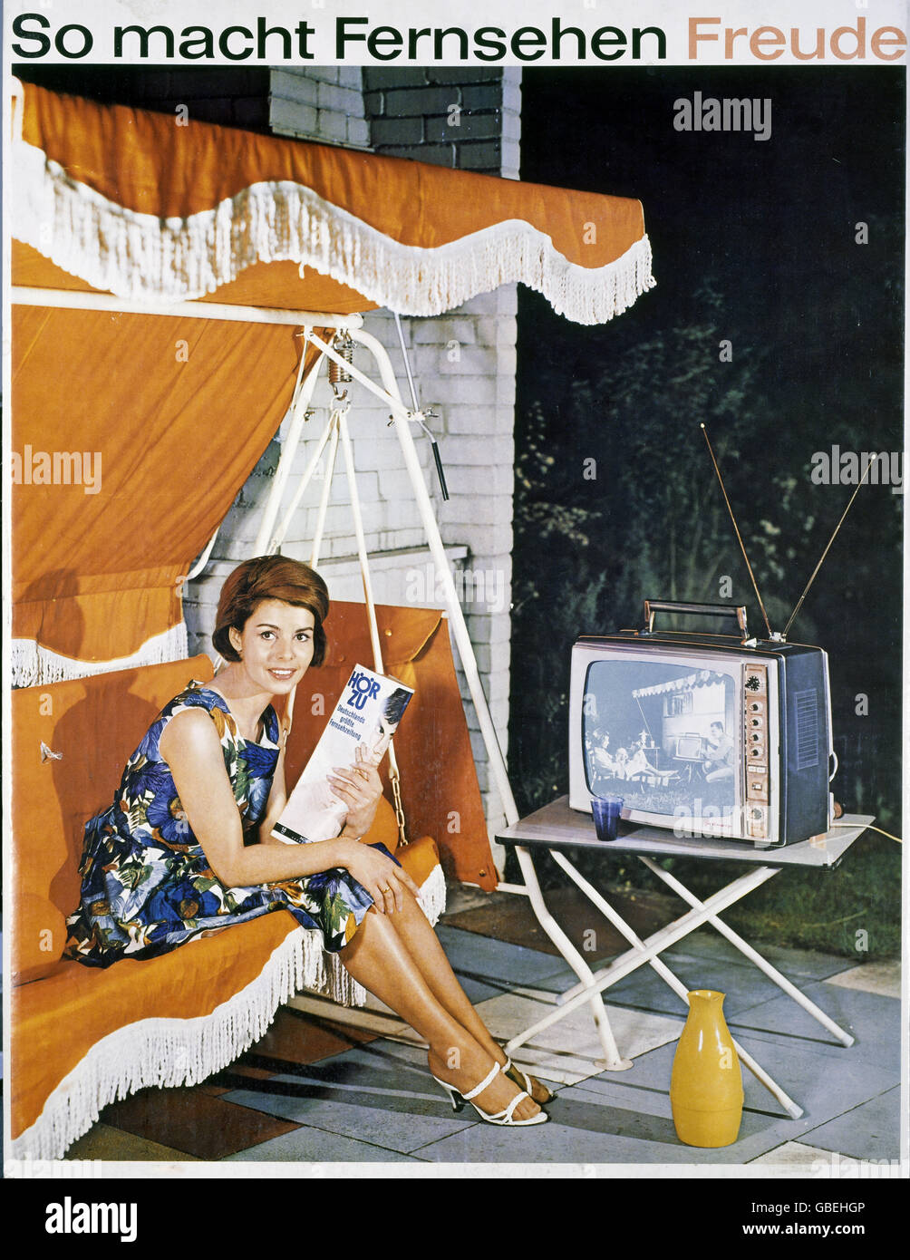 Pubblicità, televisione, pubblicità per Grundig, donna con 'Hoerzu' su un'amaca swing, 1963, Additional-Rights-clearences-not available Foto Stock