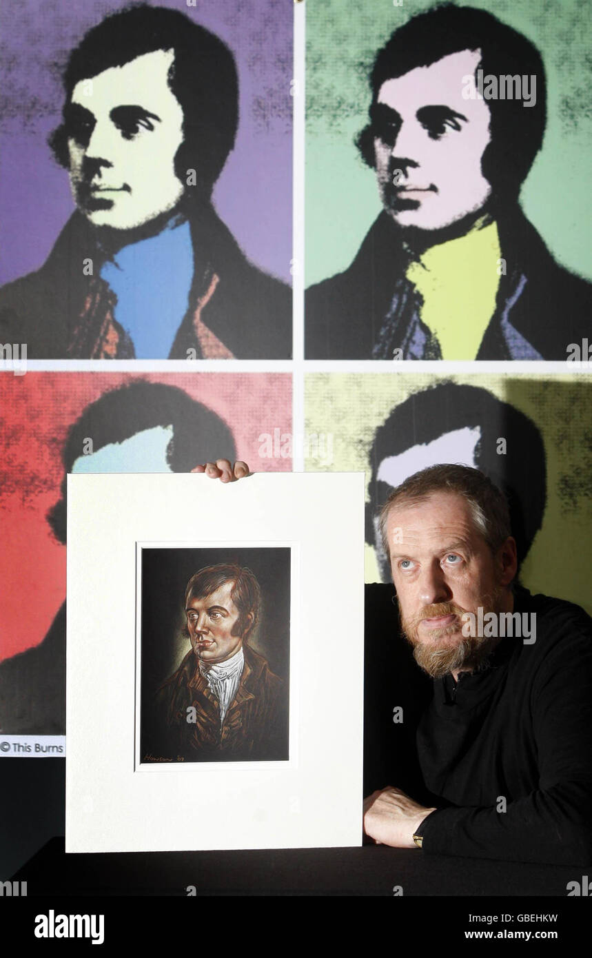 L'artista Peter Howson con una delle sue opere al lancio di "Inspired" una nuova mostra d'arte che celebra la vita e le opere di Robert Burns alla Mitchell Library di Glasgow. Foto Stock