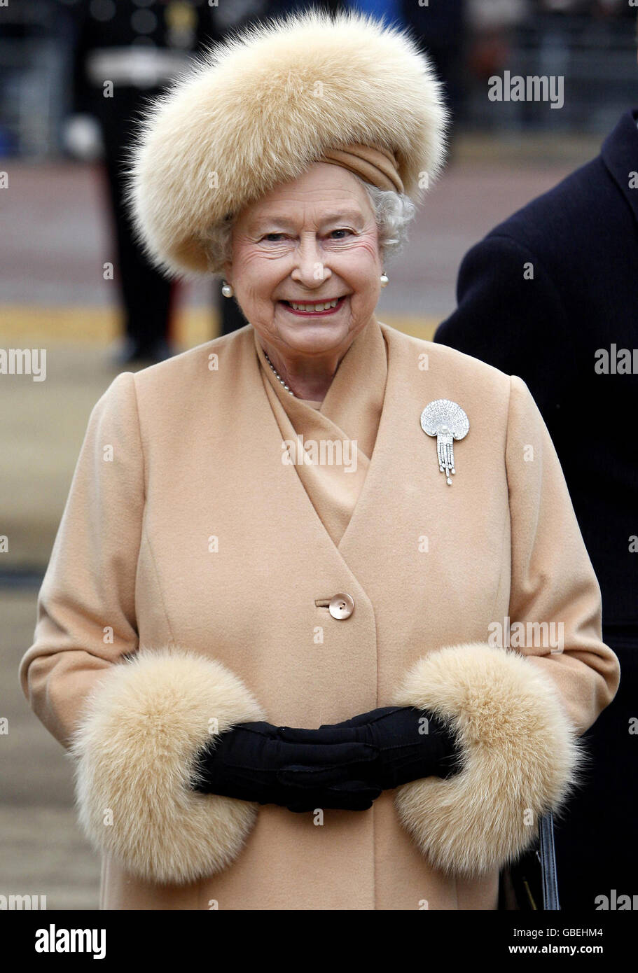 La Regina Elisabetta II della Gran Bretagna durante la presentazione di una statua della Regina Madre nel Centro commerciale nel centro di Londra. Foto Stock