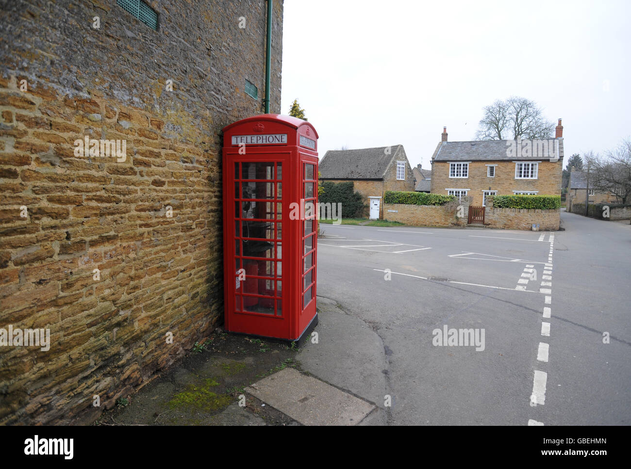 Una scatola telefonica rossa a Grange Lane, Pitsford, Northamptonshire Foto Stock