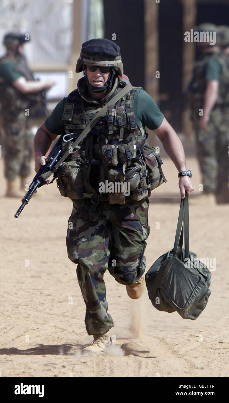 I soldati irlandesi svolgono esercitazioni di addestramento a Camp Caira, nella regione di Goz Beida, in Ciad, dove le truppe irlandesi stanno svolgendo una missione di mantenimento della pace dell'EUFOR. Foto Stock