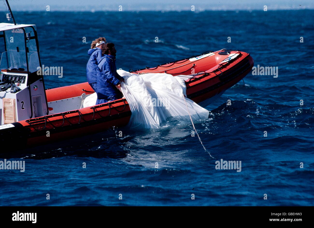 AJAXNETPHOTO.1986. FREMANTLE, AUSTRALIA. - AMERICA'S CUP - RECUPERO DI UNO SPINNAKER DAL CRUSADER K-24 BIANCO (GB) DURANTE LE PROVE DI ELIMINAZIONE CHALLENGER, GAGE ROADS. FOTO:JONATHAN EASTLAND/AJAX RIF:864891 HDD YAR Foto Stock