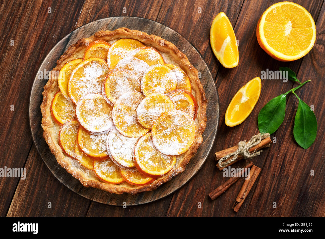 Torta dolce con arancia fette caramellate su sfondo di legno, vista dall'alto Foto Stock
