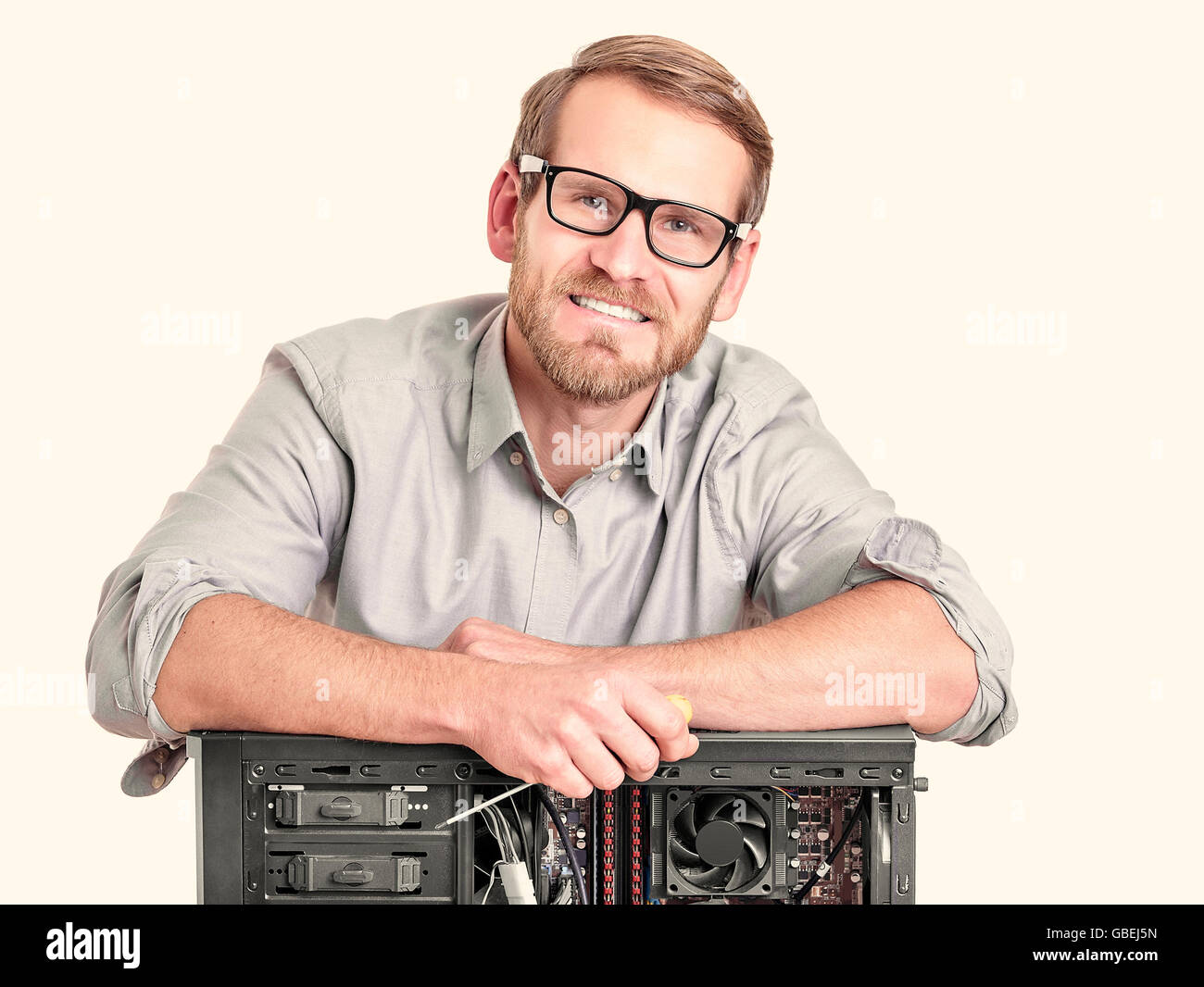 Maestro di riparazione del computer isolato su bianco. La riparazione di un computer concetto. Foto Stock