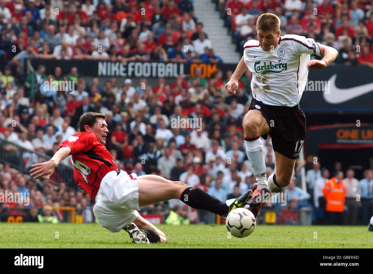 Calcio - fa Barclaycard Premiership - Manchester United / Liverpool. Steven Gerrard di Liverpool evade una sfida di Roy Keane (l) del Manchester United Foto Stock