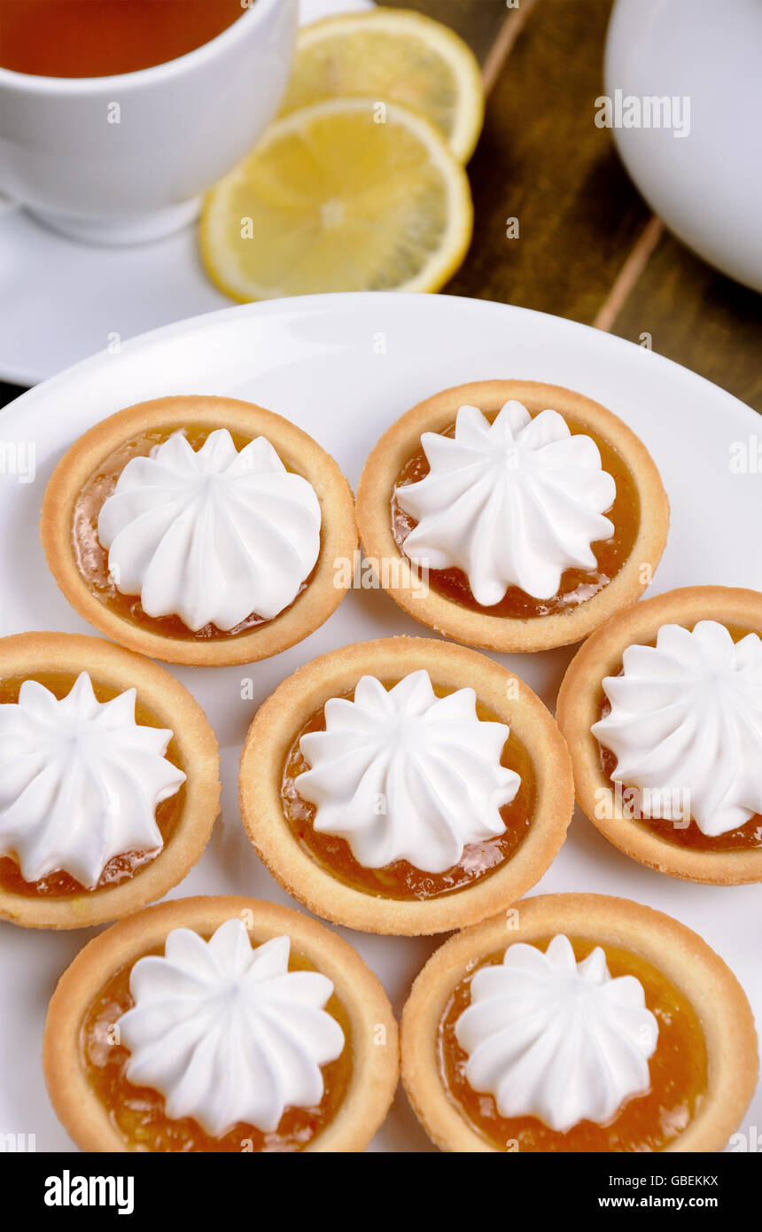 Piastra di biscotti frollini con orange marmellata e crema di latte Foto Stock