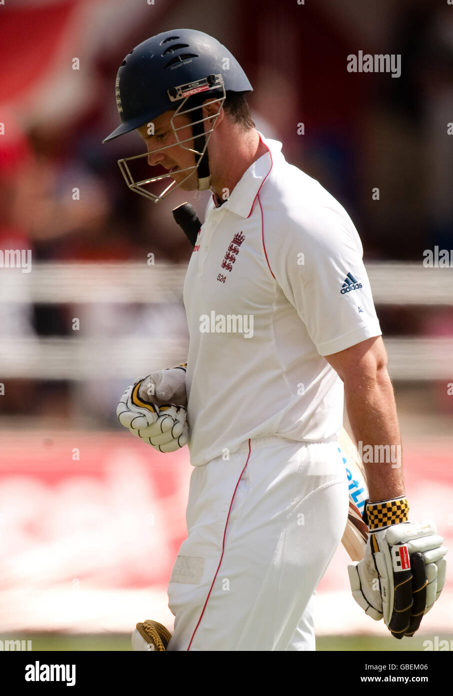 Il capitano dell'Inghilterra Andrew Strauss lascia il campo dopo essere stato licenziato da Jerome Taylor delle Indie Occidentali durante il primo test a Sabina Park, Kingston, Giamaica. Foto Stock