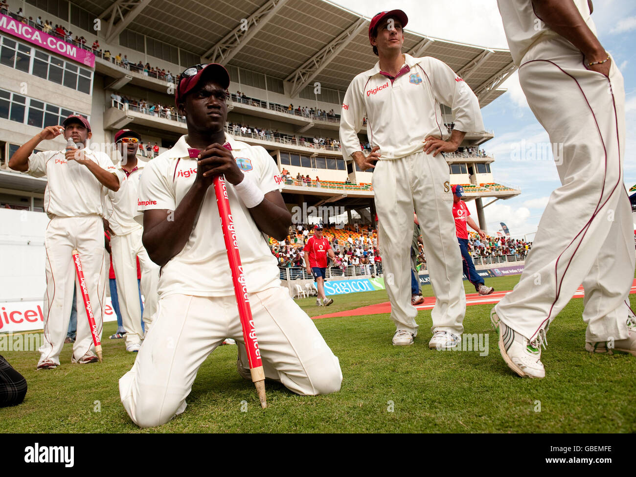 Cricket - primo Test - Day Four - West Indies v Inghilterra - Sabina Park - Kingston - Giamaica. Jerome Taylor delle Indie Occidentali celebra la loro vittoria durante il primo test al Sabina Park di Kingston, Giamaica. Foto Stock