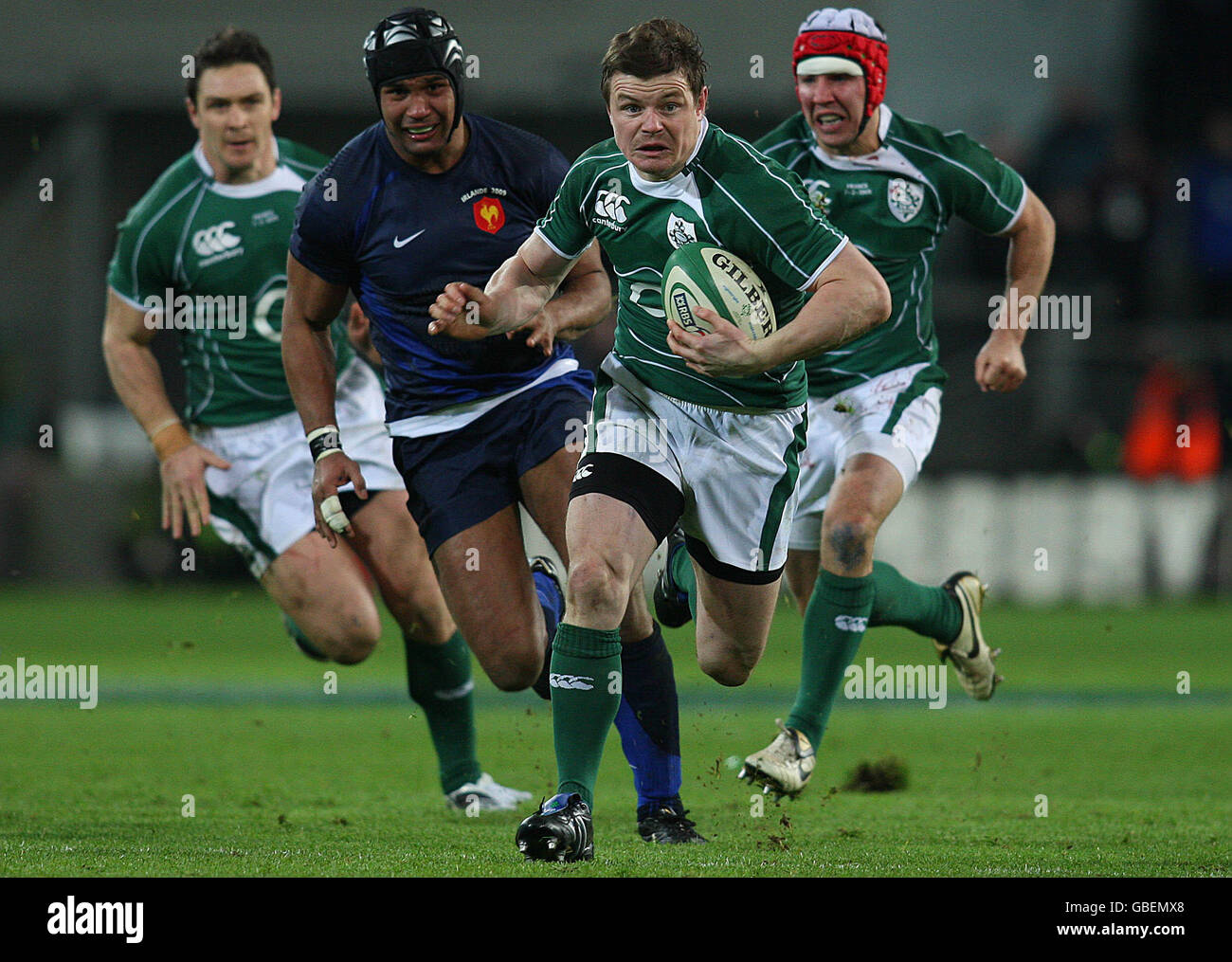 Brian o'Driscoll irlandese in azione durante la partita RBS 6 Nations al Croke Park, Dublino. Foto Stock