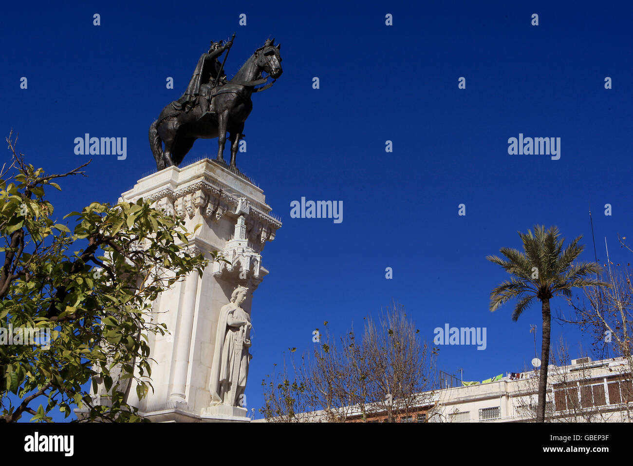 Una vista di una statua equestre a Plaza Nueva i. n Siviglia Foto Stock