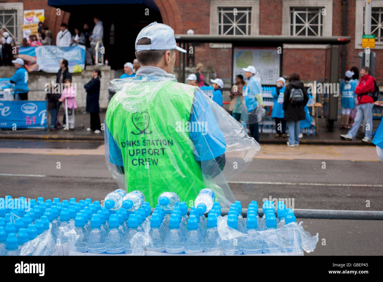 Manning la stazione di acqua al 2010 Maratona di Londra Foto Stock