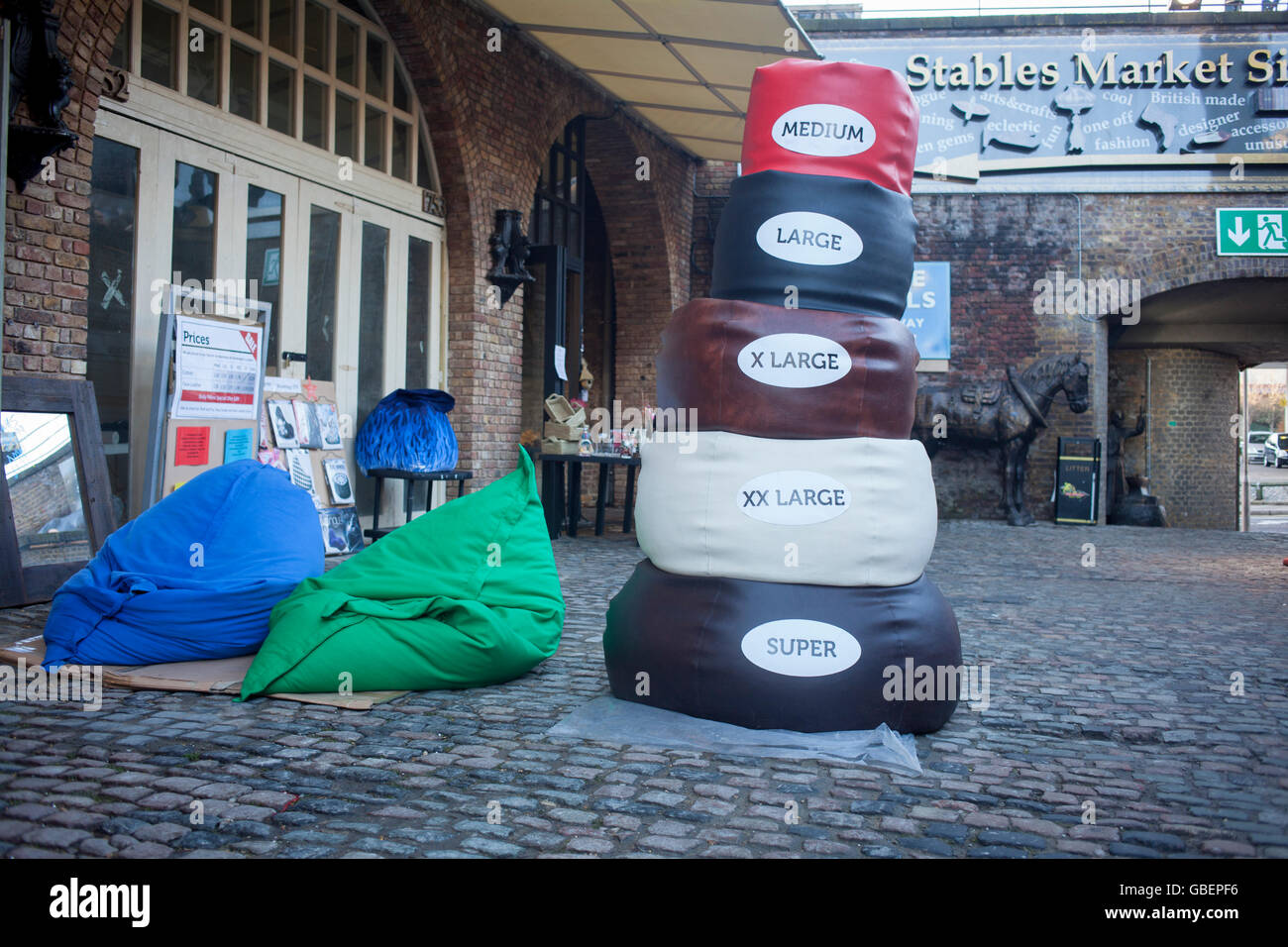 Pila di sacchi di fagioli per la vendita nel mercato stalle, Camden Foto Stock