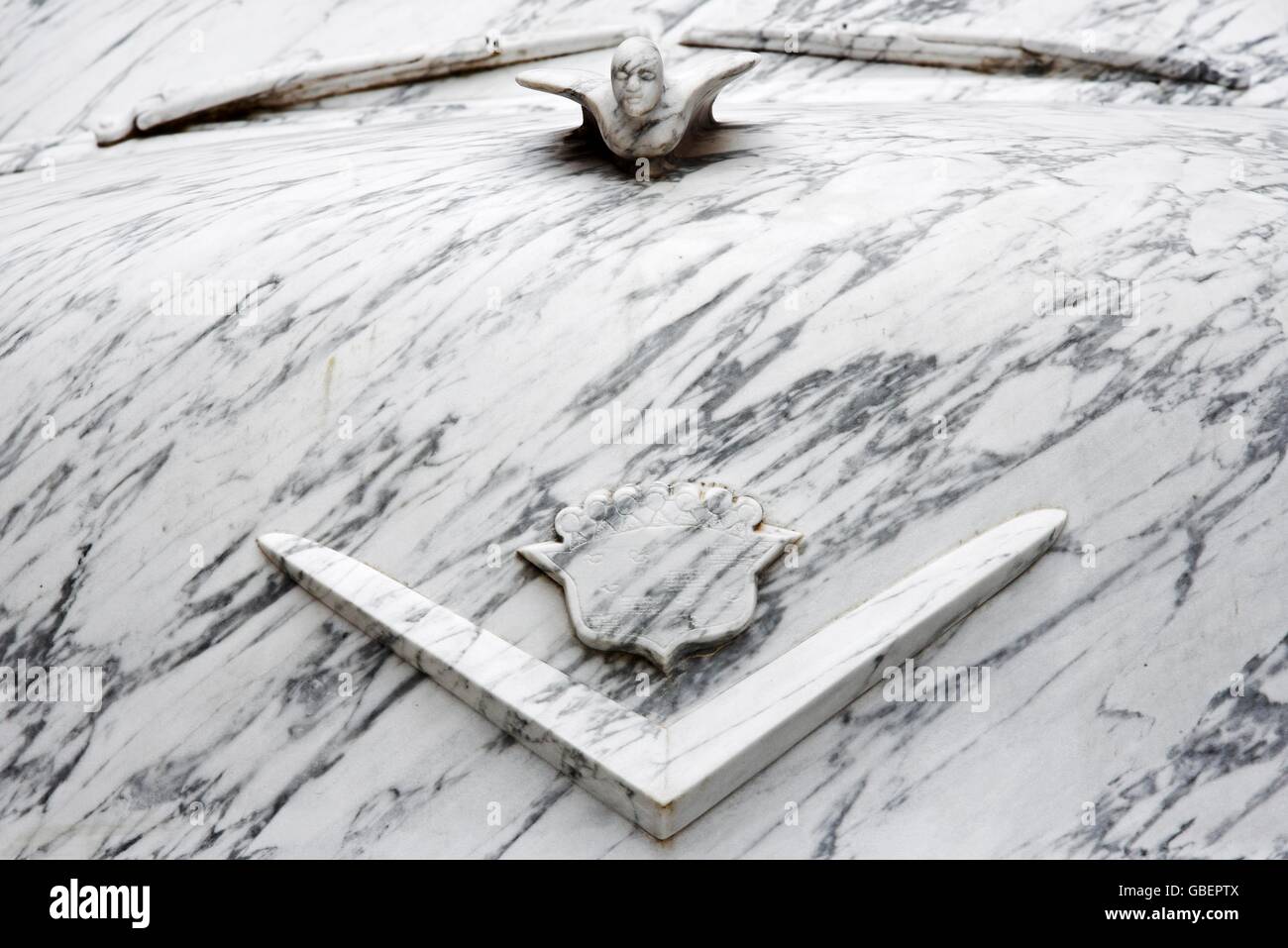 Cappa in marmo ornamento, logo, Cadillac, scultura marmo Carrara, provincia di Massa-Carrara, Toscana, Italia Foto Stock