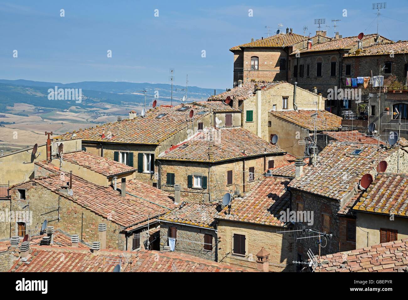 I tetti delle case, cityscape, Volterra, in provincia di Pisa, Toscana, Italia Foto Stock