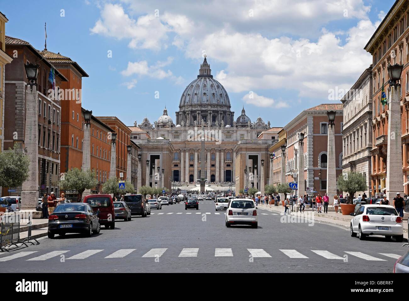 Via della Conciliazione, la strada, il traffico stradale, Basilica di San Pietro e la Basilica di San Pietro, Basilica di San Pietro, il Vaticano, Roma, lazio, Italy Foto Stock