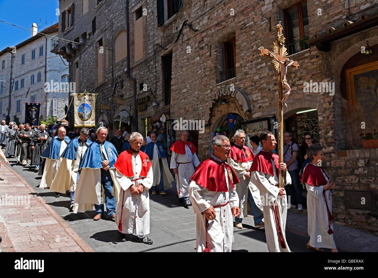 Processione religiosa, parade, dignitario della Chiesa, sacerdoti, Assisi, Provincia di Perugia, Umbria, Italia Foto Stock
