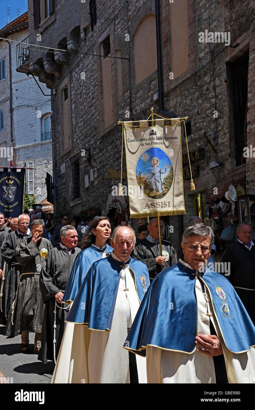 Processione religiosa, parade, dignitario della Chiesa, sacerdoti, Assisi, Provincia di Perugia, Umbria, Italia Foto Stock