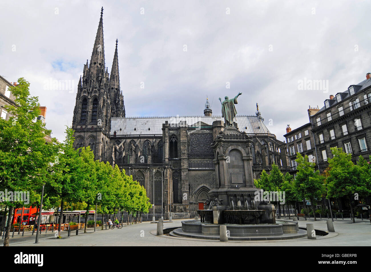 Monumento per URBAN II, di fronte la Cattedrale di Clermont-Ferrand, Place de la Victoire, Clermont-Ferrand, Auvergne Francia / Cathedrale Notre-Dame-de-l'Assomption de Clermont Ferrand, Francese monumento nazionale Foto Stock