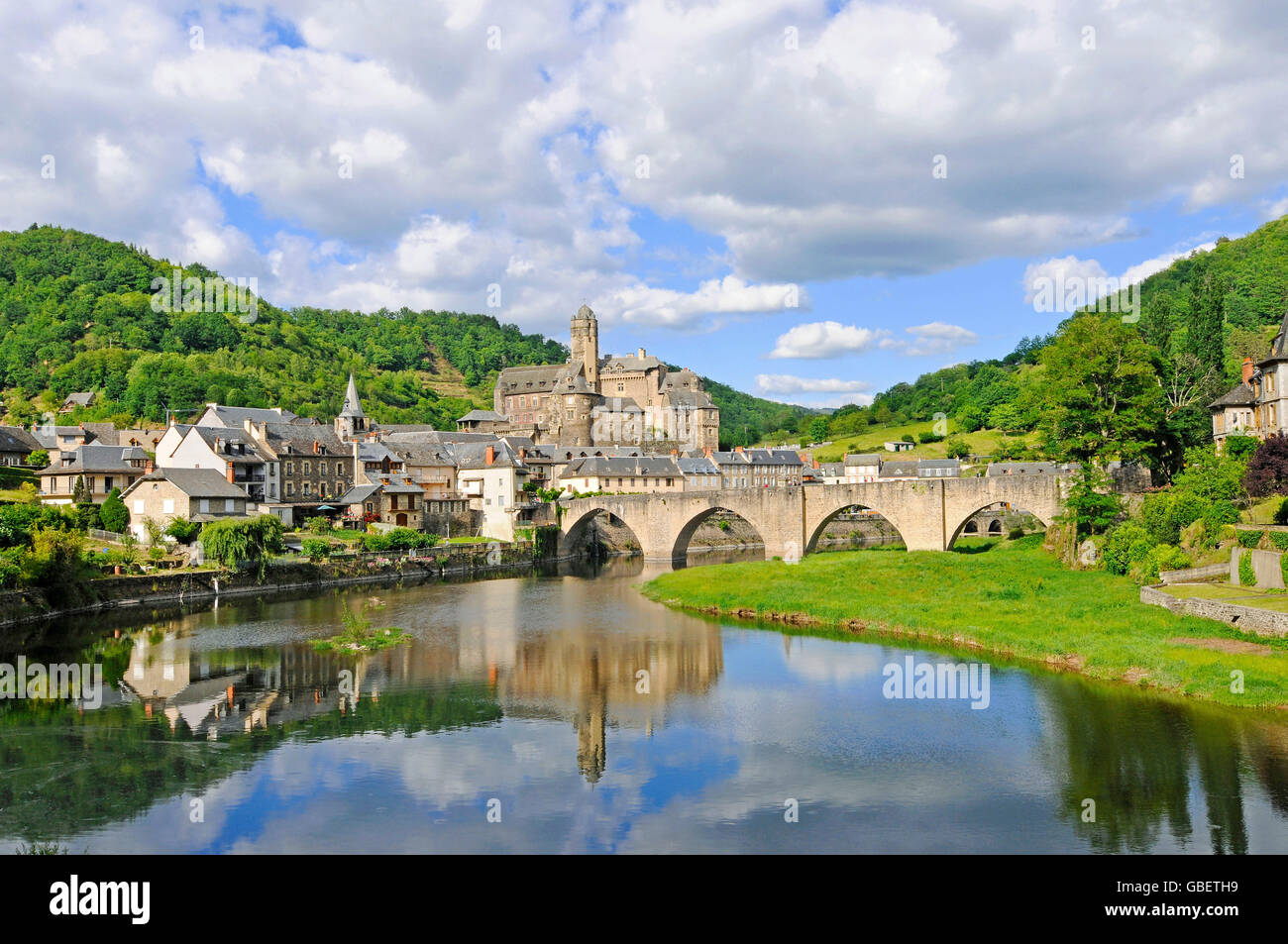 Pont sur le Lot, ponte attraverso il fiume Lot, Estaing, Dipartimento Aveyron, Midi-Pirenei, Francia Foto Stock