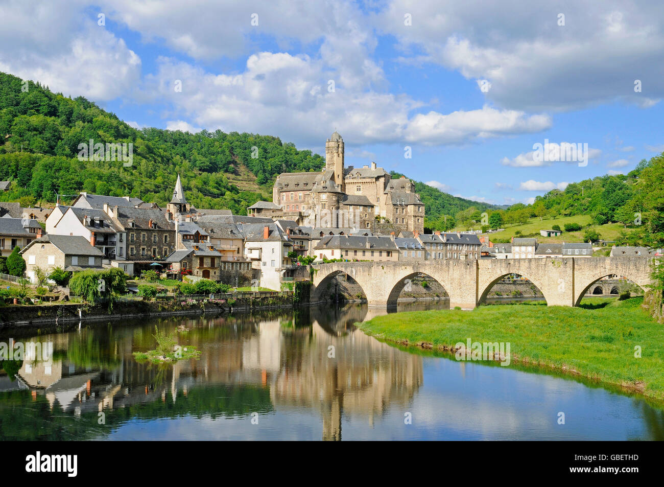 Pont sur le Lot, ponte attraverso il fiume Lot, Estaing, Dipartimento Aveyron, Midi-Pirenei, Francia Foto Stock