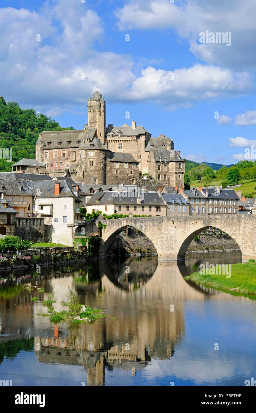 Pont sur le Lot, ponte attraverso il fiume Lot, Estaing, Dipartimento Aveyron, Midi-Pirenei, Francia Foto Stock