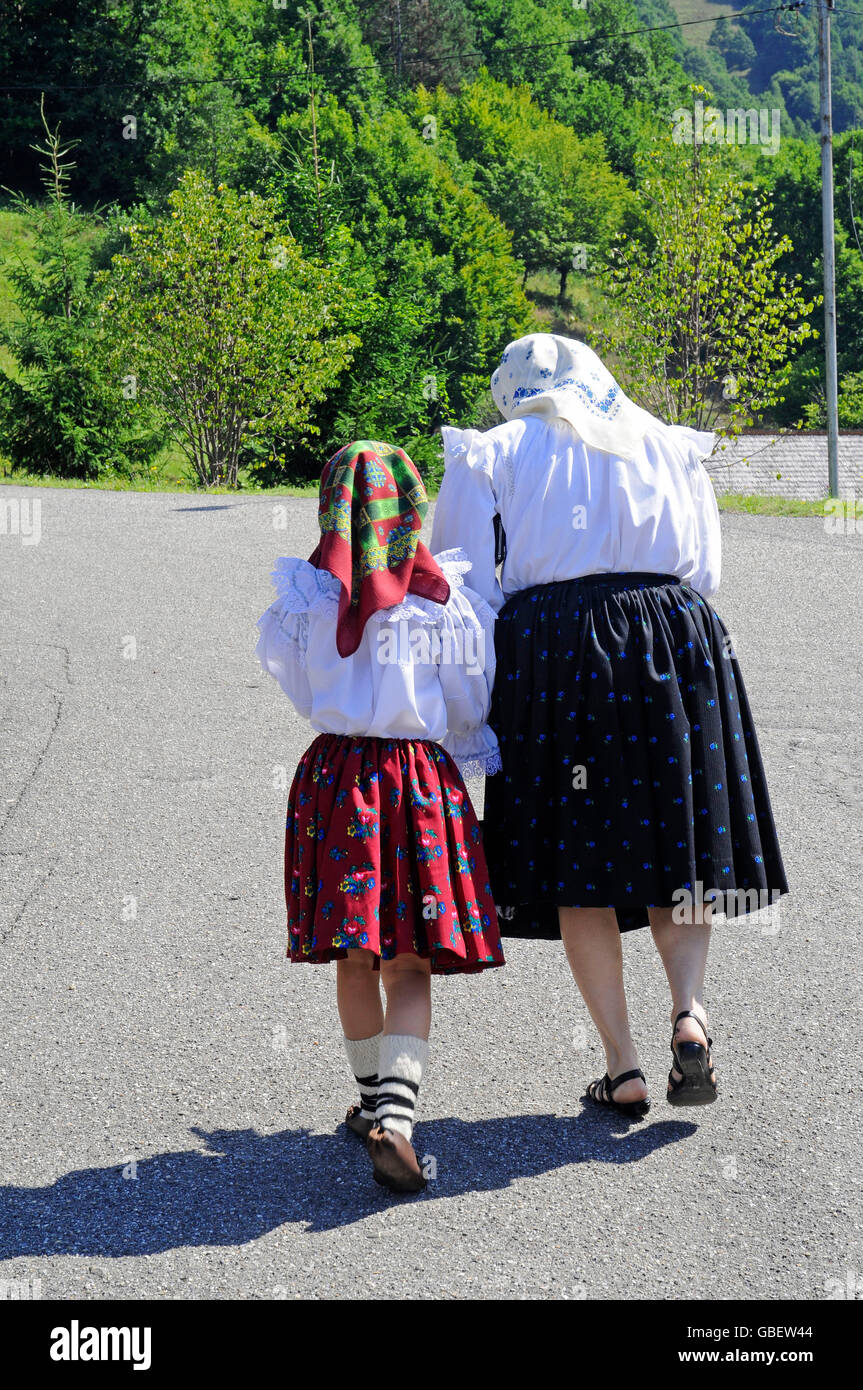 Vecchia donna e bambina, traditinal vestiti, Maramures, Romania / velo Foto Stock